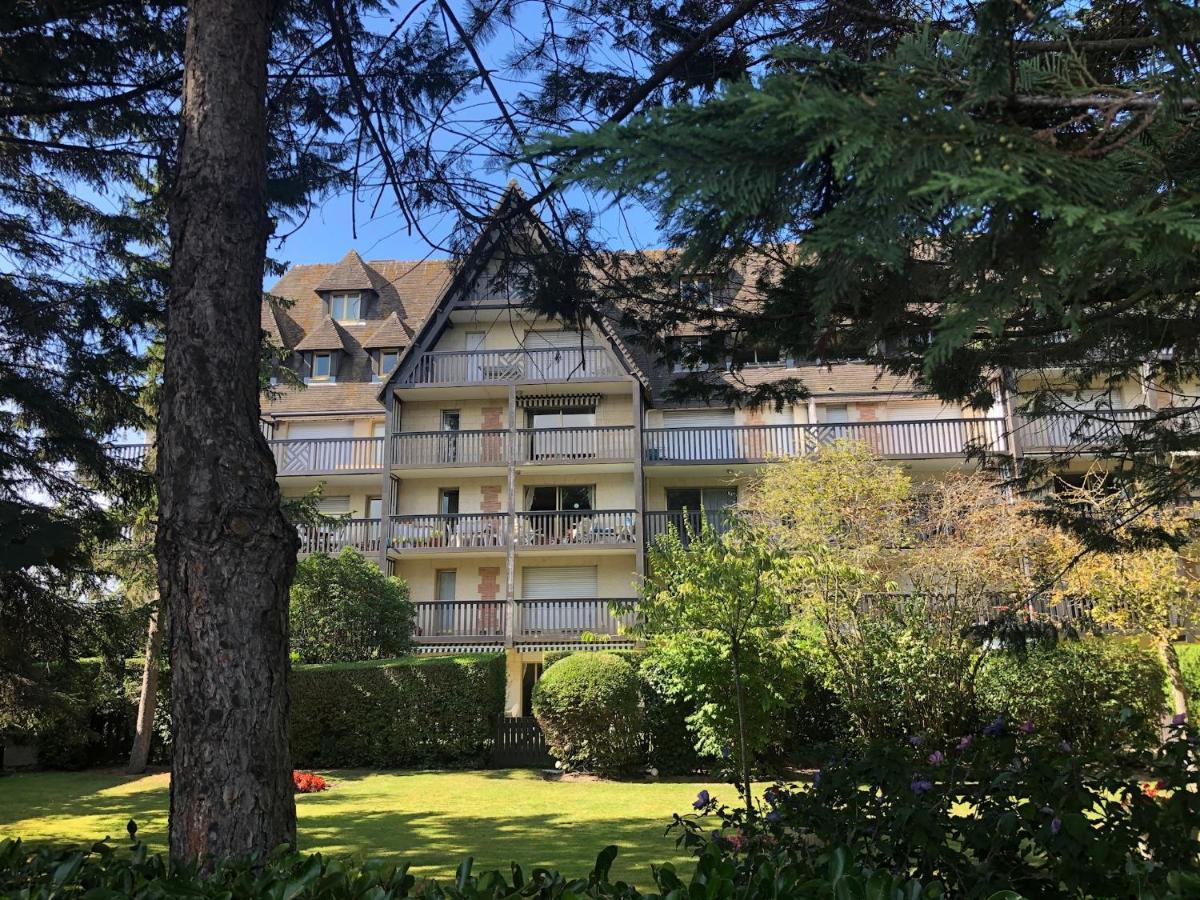 Appartamento Beau studio terrasse vue jardin - à 2 pas de la mer Deauville Esterno foto