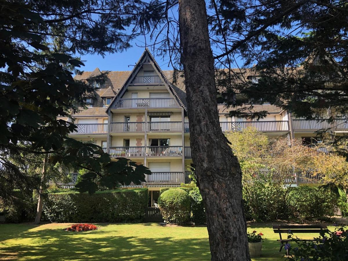 Appartamento Beau studio terrasse vue jardin - à 2 pas de la mer Deauville Esterno foto